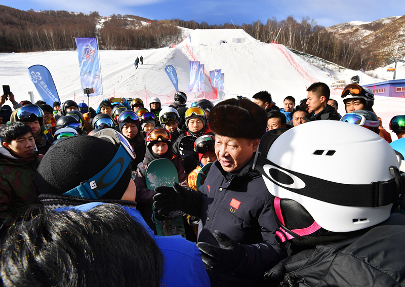 2017年1月23日，習(xí)近平總書記在云頂滑雪場(chǎng)同正在集訓(xùn)的國家滑雪隊(duì)運(yùn)動(dòng)員及滑雪愛好者親切交談。