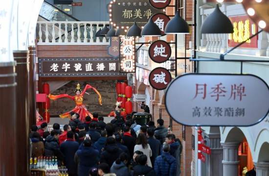 顧客在天津老字號集合店內觀看演出。新華社記者 趙子碩 攝