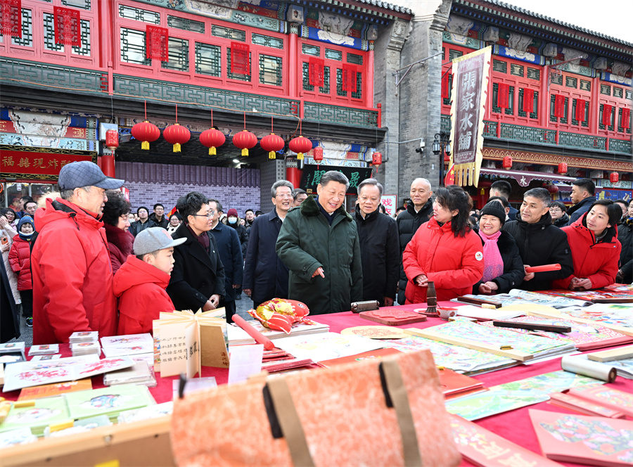 2024年2月1日下午，習近平在天津古文化街考察時，同店鋪員工和現場群眾互動交流。新華社記者 謝環馳 攝